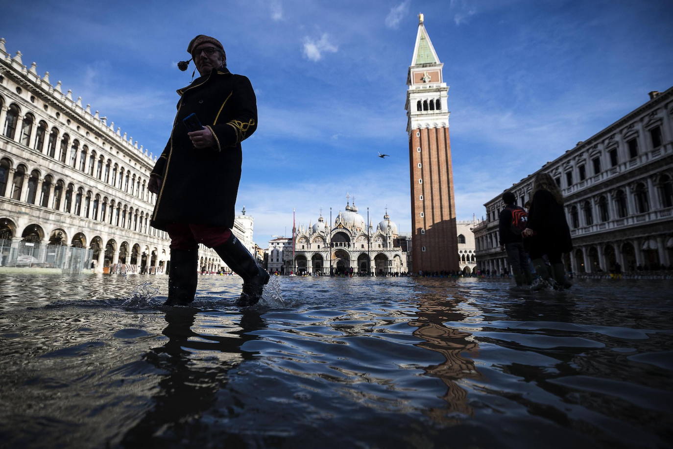 Venecia vuelve a sufrir, en la víspera de Nochebuena, el fenómeno del agua alta, que alcanzó este lunes un pico de 144 centímetros y cubrió el suelo del 60 por ciento del casco histórico, aunque sin que se cumplieran las previsiones que advertían de una marea de hasta 150 centímetros. En la madrugada las sirenas de alerta sonaron en dos ocasiones, a las 04 de la mañana y a las 06.40 horas con el empeoramiento de las previsiones, y finalmente el nivel máximo se alcanzó a las 09.40 horas con una altura del agua de 144 centímetros. Una marea excepcional pero lejos de los 184 centímetros que se alcanzaron el pasado 12 de noviembre y que sumergieron el 70 por ciento de la ciudad causando daños por millones de euros.