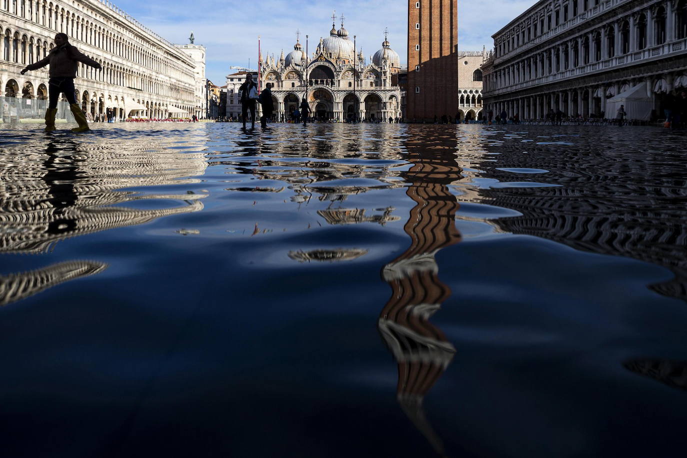 Venecia vuelve a sufrir, en la víspera de Nochebuena, el fenómeno del agua alta, que alcanzó este lunes un pico de 144 centímetros y cubrió el suelo del 60 por ciento del casco histórico, aunque sin que se cumplieran las previsiones que advertían de una marea de hasta 150 centímetros. En la madrugada las sirenas de alerta sonaron en dos ocasiones, a las 04 de la mañana y a las 06.40 horas con el empeoramiento de las previsiones, y finalmente el nivel máximo se alcanzó a las 09.40 horas con una altura del agua de 144 centímetros. Una marea excepcional pero lejos de los 184 centímetros que se alcanzaron el pasado 12 de noviembre y que sumergieron el 70 por ciento de la ciudad causando daños por millones de euros.