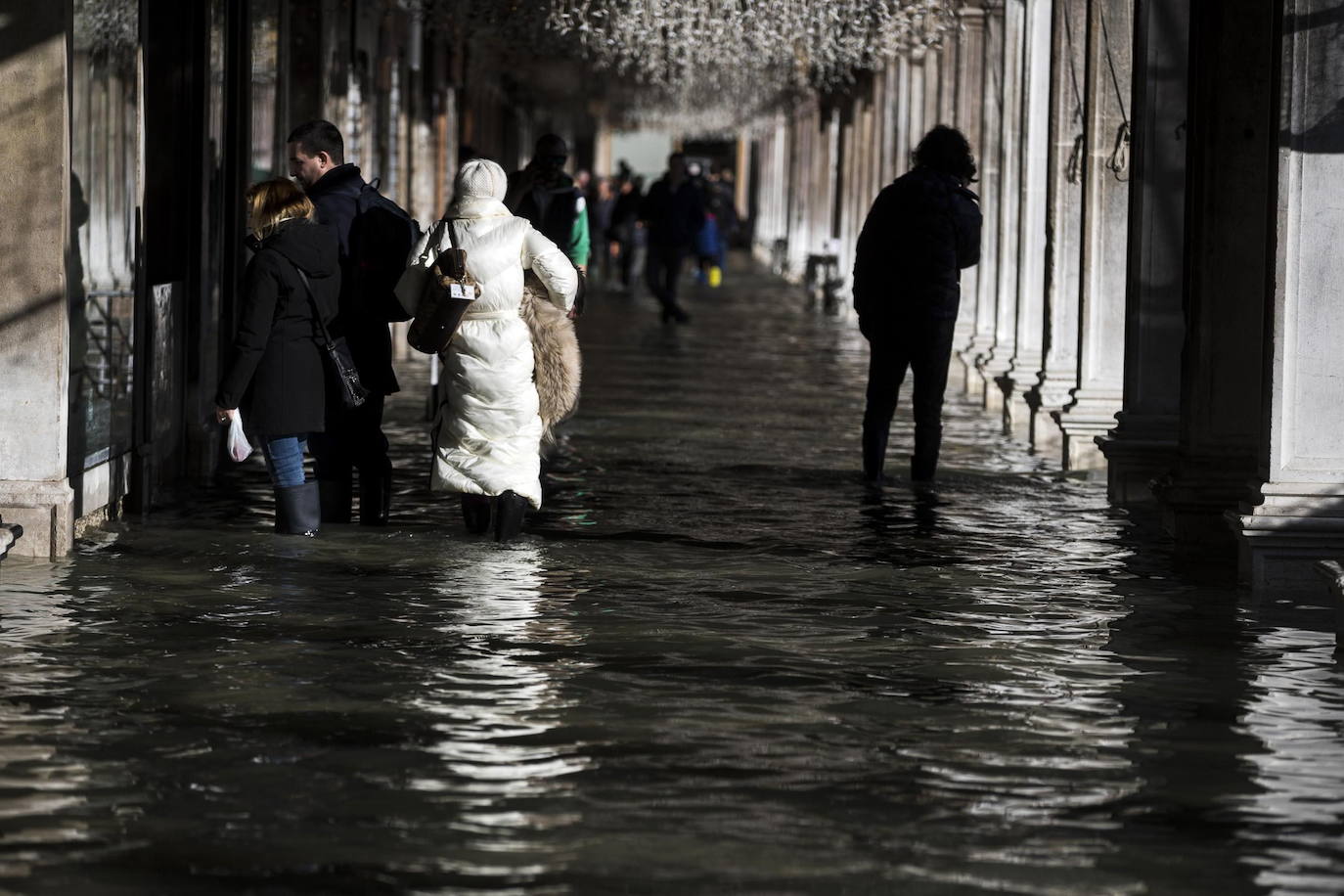 Venecia vuelve a sufrir, en la víspera de Nochebuena, el fenómeno del agua alta, que alcanzó este lunes un pico de 144 centímetros y cubrió el suelo del 60 por ciento del casco histórico, aunque sin que se cumplieran las previsiones que advertían de una marea de hasta 150 centímetros. En la madrugada las sirenas de alerta sonaron en dos ocasiones, a las 04 de la mañana y a las 06.40 horas con el empeoramiento de las previsiones, y finalmente el nivel máximo se alcanzó a las 09.40 horas con una altura del agua de 144 centímetros. Una marea excepcional pero lejos de los 184 centímetros que se alcanzaron el pasado 12 de noviembre y que sumergieron el 70 por ciento de la ciudad causando daños por millones de euros.