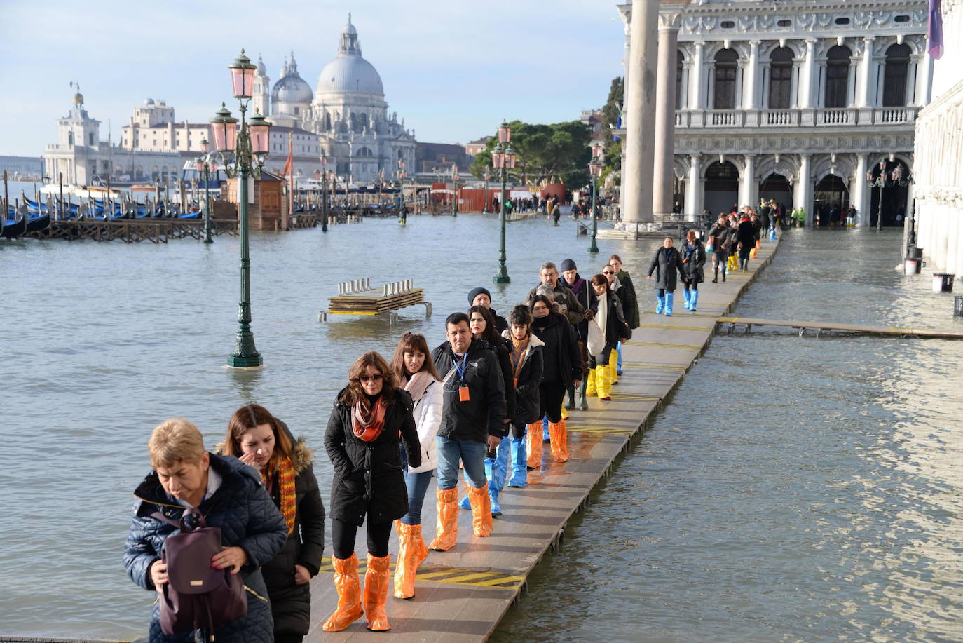 Venecia vuelve a sufrir, en la víspera de Nochebuena, el fenómeno del agua alta, que alcanzó este lunes un pico de 144 centímetros y cubrió el suelo del 60 por ciento del casco histórico, aunque sin que se cumplieran las previsiones que advertían de una marea de hasta 150 centímetros. En la madrugada las sirenas de alerta sonaron en dos ocasiones, a las 04 de la mañana y a las 06.40 horas con el empeoramiento de las previsiones, y finalmente el nivel máximo se alcanzó a las 09.40 horas con una altura del agua de 144 centímetros. Una marea excepcional pero lejos de los 184 centímetros que se alcanzaron el pasado 12 de noviembre y que sumergieron el 70 por ciento de la ciudad causando daños por millones de euros.
