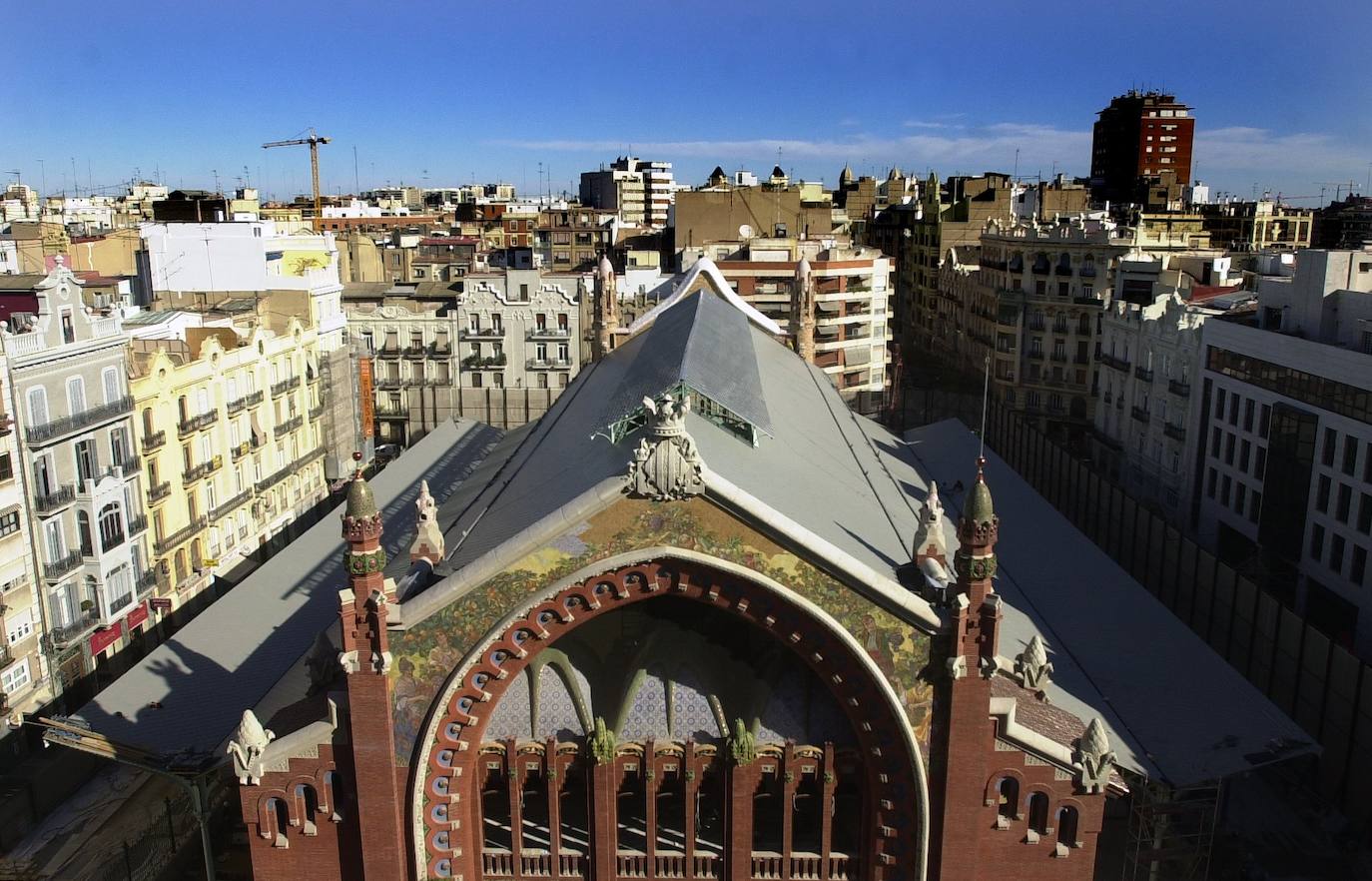 El Mercado de Colón, uno de los edificios más singulares de Valencia, cumple 103 años este martes, 24 de diciembre, tras más de un siglo desde que se construyera en 1916 para responder a la necesidad de contar con un mercado fijo en el distrito de L'Eixample. Su inauguración, en la Nochebuena de 1916, fue una gran celebración que se conmemora este martes para recordar que, 103 años después, el zoco continúa como «referente para los amantes de la gastronomía y los productos de calidad en Valencia». Se trata de uno de los edificios emblemáticos del 'cap i casal', diseñado por Francisco Mora siguiendo el estilo modernista e inaugurado el 24 de diciembre de 1916. Con los años ha logrado posicionarse como el 'gastro-market' de Valencia.