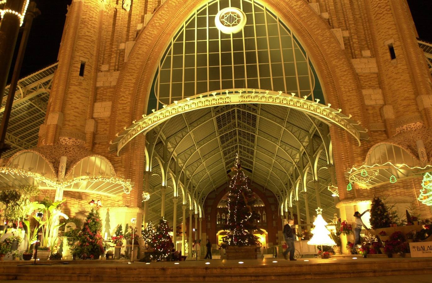 El Mercado de Colón, uno de los edificios más singulares de Valencia, cumple 103 años este martes, 24 de diciembre, tras más de un siglo desde que se construyera en 1916 para responder a la necesidad de contar con un mercado fijo en el distrito de L'Eixample. Su inauguración, en la Nochebuena de 1916, fue una gran celebración que se conmemora este martes para recordar que, 103 años después, el zoco continúa como «referente para los amantes de la gastronomía y los productos de calidad en Valencia». Se trata de uno de los edificios emblemáticos del 'cap i casal', diseñado por Francisco Mora siguiendo el estilo modernista e inaugurado el 24 de diciembre de 1916. Con los años ha logrado posicionarse como el 'gastro-market' de Valencia.