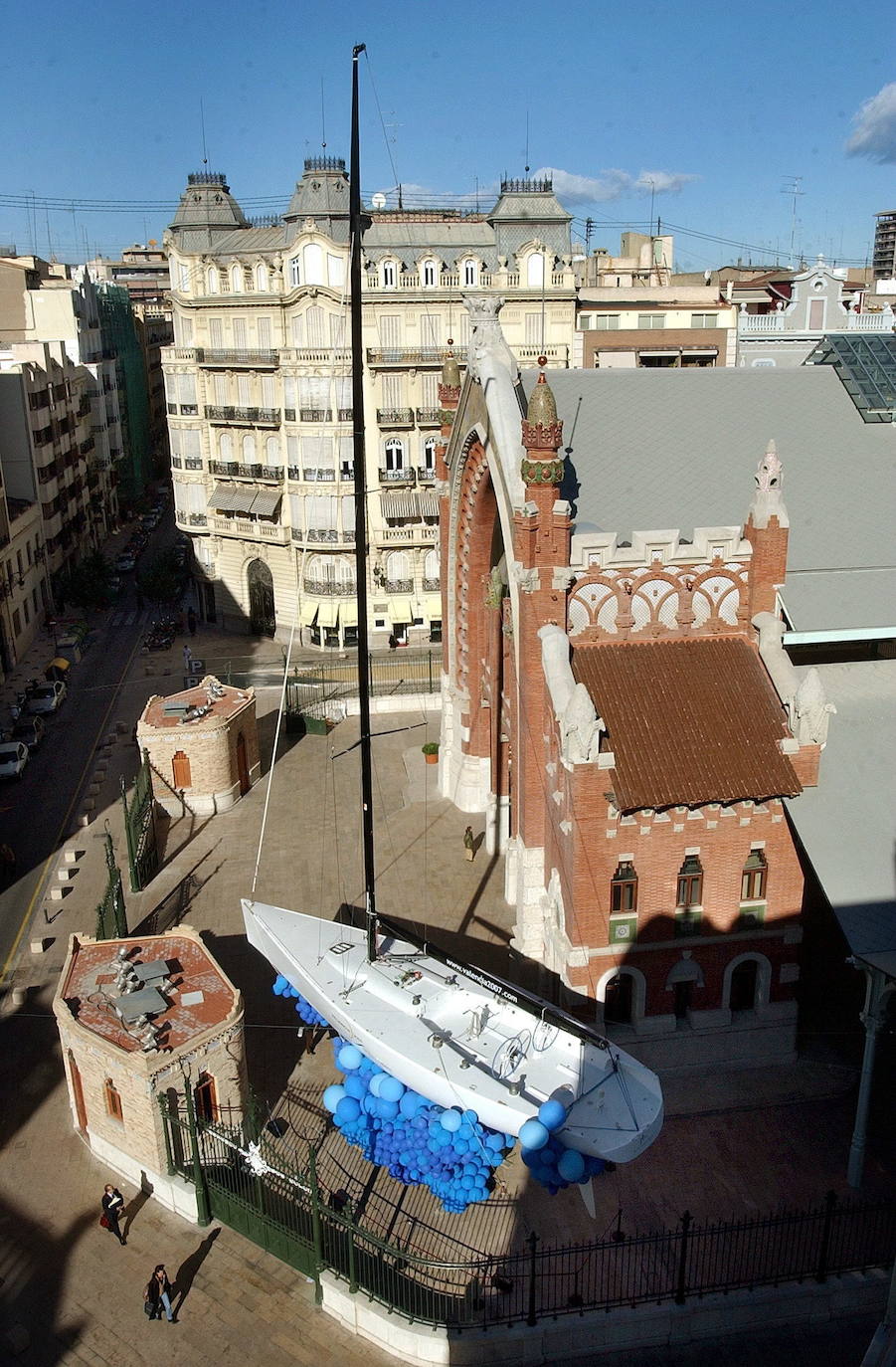 El Mercado de Colón, uno de los edificios más singulares de Valencia, cumple 103 años este martes, 24 de diciembre, tras más de un siglo desde que se construyera en 1916 para responder a la necesidad de contar con un mercado fijo en el distrito de L'Eixample. Su inauguración, en la Nochebuena de 1916, fue una gran celebración que se conmemora este martes para recordar que, 103 años después, el zoco continúa como «referente para los amantes de la gastronomía y los productos de calidad en Valencia». Se trata de uno de los edificios emblemáticos del 'cap i casal', diseñado por Francisco Mora siguiendo el estilo modernista e inaugurado el 24 de diciembre de 1916. Con los años ha logrado posicionarse como el 'gastro-market' de Valencia.