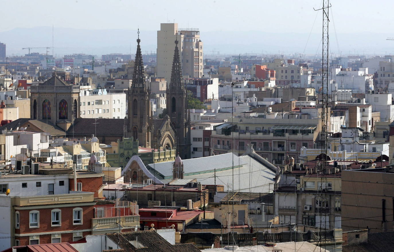 El Mercado de Colón, uno de los edificios más singulares de Valencia, cumple 103 años este martes, 24 de diciembre, tras más de un siglo desde que se construyera en 1916 para responder a la necesidad de contar con un mercado fijo en el distrito de L'Eixample. Su inauguración, en la Nochebuena de 1916, fue una gran celebración que se conmemora este martes para recordar que, 103 años después, el zoco continúa como «referente para los amantes de la gastronomía y los productos de calidad en Valencia». Se trata de uno de los edificios emblemáticos del 'cap i casal', diseñado por Francisco Mora siguiendo el estilo modernista e inaugurado el 24 de diciembre de 1916. Con los años ha logrado posicionarse como el 'gastro-market' de Valencia.