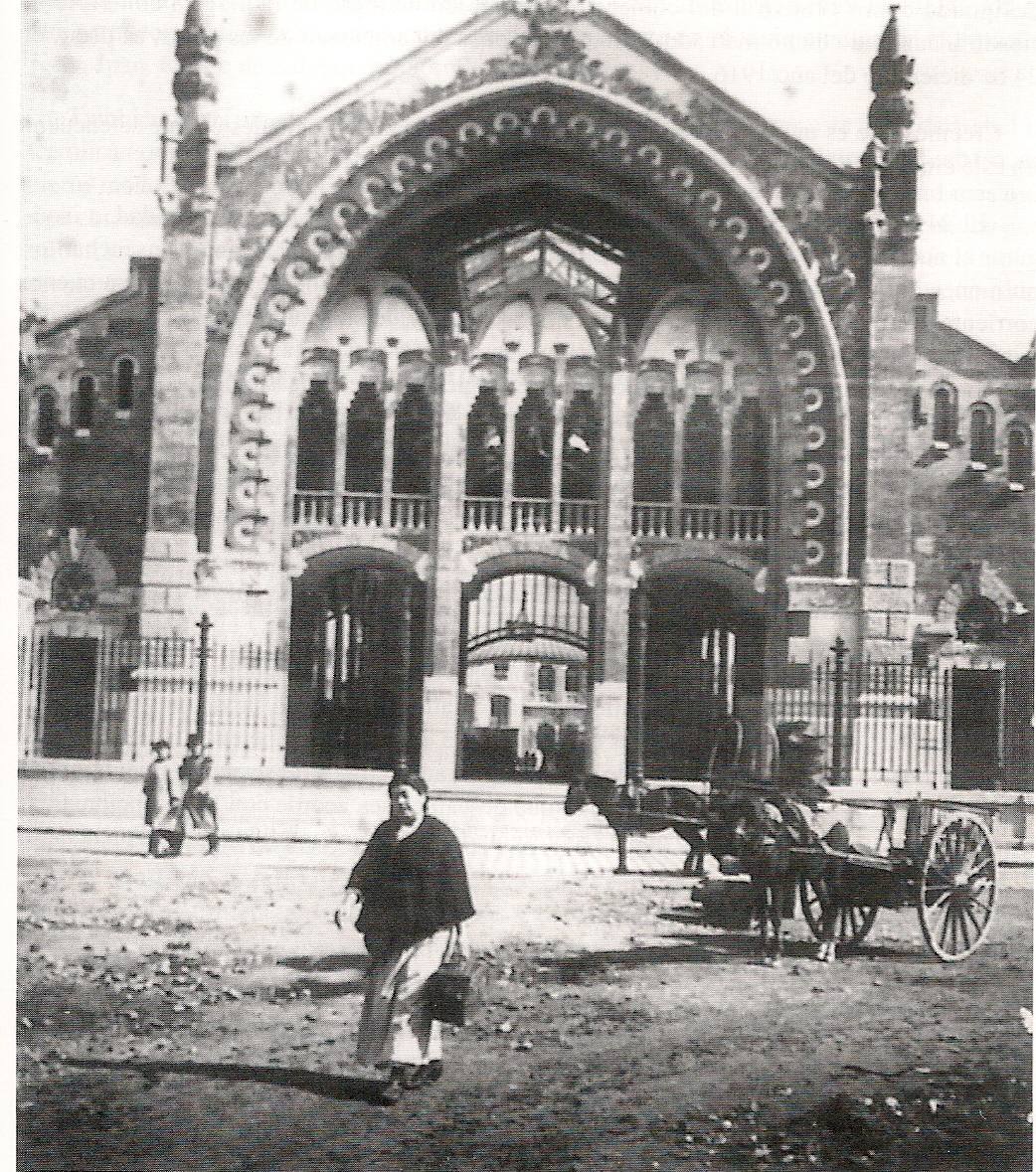 El Mercado de Colón, uno de los edificios más singulares de Valencia, cumple 103 años este martes, 24 de diciembre, tras más de un siglo desde que se construyera en 1916 para responder a la necesidad de contar con un mercado fijo en el distrito de L'Eixample. Su inauguración, en la Nochebuena de 1916, fue una gran celebración que se conmemora este martes para recordar que, 103 años después, el zoco continúa como «referente para los amantes de la gastronomía y los productos de calidad en Valencia». Se trata de uno de los edificios emblemáticos del 'cap i casal', diseñado por Francisco Mora siguiendo el estilo modernista e inaugurado el 24 de diciembre de 1916. Con los años ha logrado posicionarse como el 'gastro-market' de Valencia.