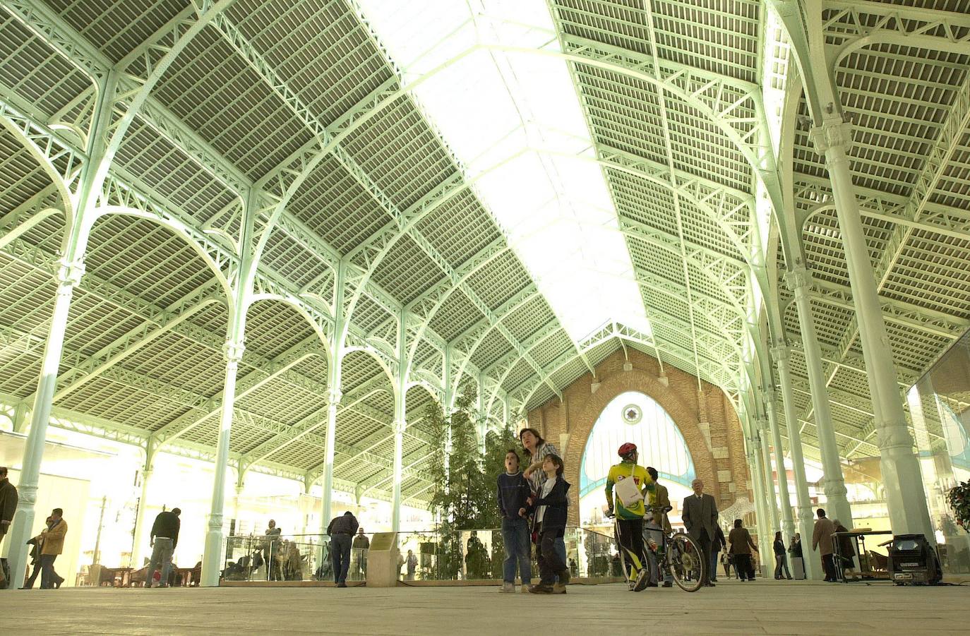 El Mercado de Colón, uno de los edificios más singulares de Valencia, cumple 103 años este martes, 24 de diciembre, tras más de un siglo desde que se construyera en 1916 para responder a la necesidad de contar con un mercado fijo en el distrito de L'Eixample. Su inauguración, en la Nochebuena de 1916, fue una gran celebración que se conmemora este martes para recordar que, 103 años después, el zoco continúa como «referente para los amantes de la gastronomía y los productos de calidad en Valencia». Se trata de uno de los edificios emblemáticos del 'cap i casal', diseñado por Francisco Mora siguiendo el estilo modernista e inaugurado el 24 de diciembre de 1916. Con los años ha logrado posicionarse como el 'gastro-market' de Valencia.