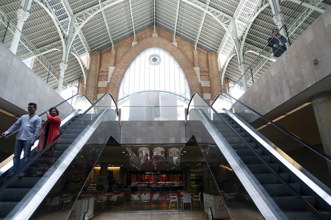 El Mercado de Colón, uno de los edificios más singulares de Valencia, cumple 103 años este martes, 24 de diciembre, tras más de un siglo desde que se construyera en 1916 para responder a la necesidad de contar con un mercado fijo en el distrito de L'Eixample. Su inauguración, en la Nochebuena de 1916, fue una gran celebración que se conmemora este martes para recordar que, 103 años después, el zoco continúa como «referente para los amantes de la gastronomía y los productos de calidad en Valencia». Se trata de uno de los edificios emblemáticos del 'cap i casal', diseñado por Francisco Mora siguiendo el estilo modernista e inaugurado el 24 de diciembre de 1916. Con los años ha logrado posicionarse como el 'gastro-market' de Valencia.