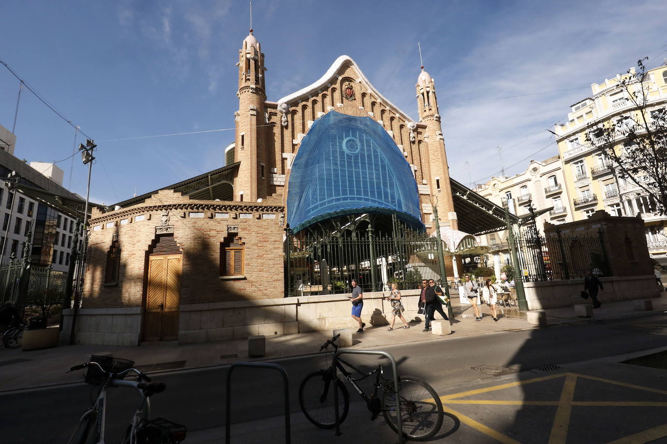 El Mercado de Colón, uno de los edificios más singulares de Valencia, cumple 103 años este martes, 24 de diciembre, tras más de un siglo desde que se construyera en 1916 para responder a la necesidad de contar con un mercado fijo en el distrito de L'Eixample. Su inauguración, en la Nochebuena de 1916, fue una gran celebración que se conmemora este martes para recordar que, 103 años después, el zoco continúa como «referente para los amantes de la gastronomía y los productos de calidad en Valencia». Se trata de uno de los edificios emblemáticos del 'cap i casal', diseñado por Francisco Mora siguiendo el estilo modernista e inaugurado el 24 de diciembre de 1916. Con los años ha logrado posicionarse como el 'gastro-market' de Valencia.