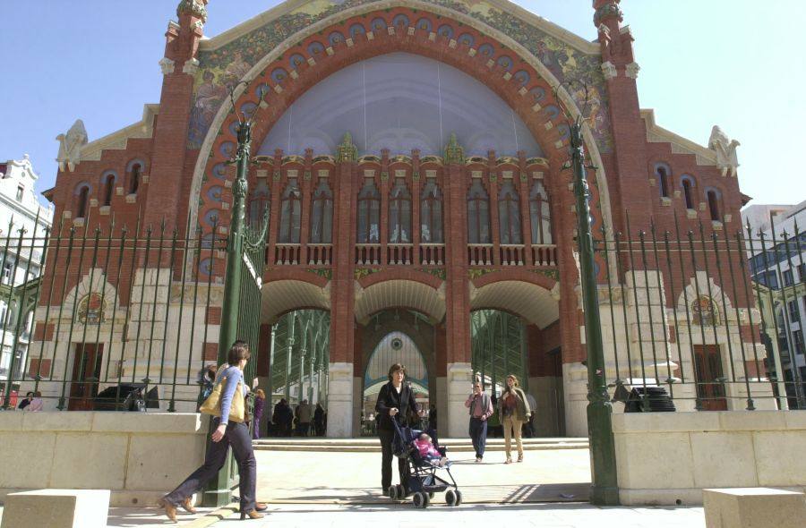 El Mercado de Colón, uno de los edificios más singulares de Valencia, cumple 103 años este martes, 24 de diciembre, tras más de un siglo desde que se construyera en 1916 para responder a la necesidad de contar con un mercado fijo en el distrito de L'Eixample. Su inauguración, en la Nochebuena de 1916, fue una gran celebración que se conmemora este martes para recordar que, 103 años después, el zoco continúa como «referente para los amantes de la gastronomía y los productos de calidad en Valencia». Se trata de uno de los edificios emblemáticos del 'cap i casal', diseñado por Francisco Mora siguiendo el estilo modernista e inaugurado el 24 de diciembre de 1916. Con los años ha logrado posicionarse como el 'gastro-market' de Valencia.