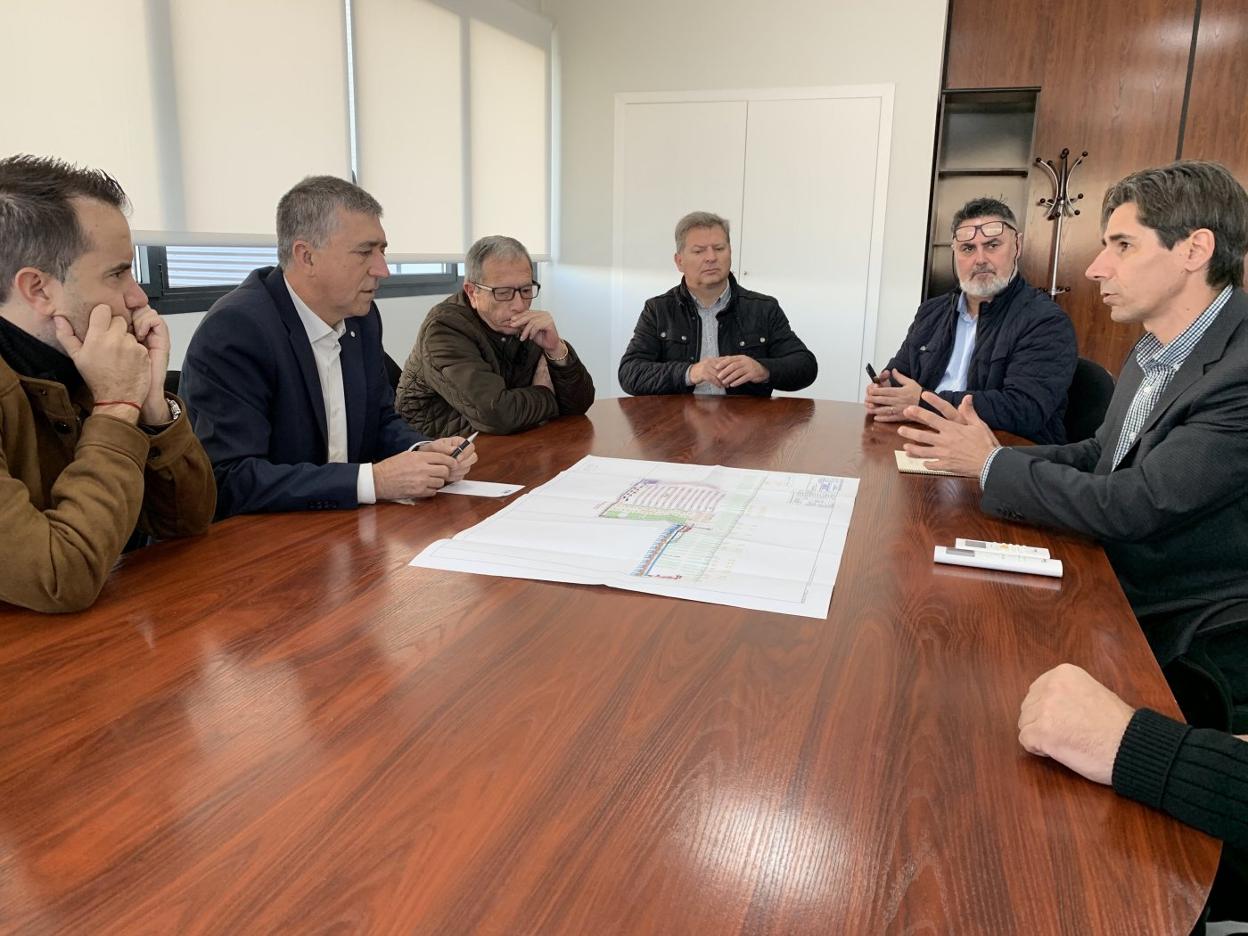 Un instante de la reunión entre representantes del Ayuntamiento, la conselleria y la propia empresa. 