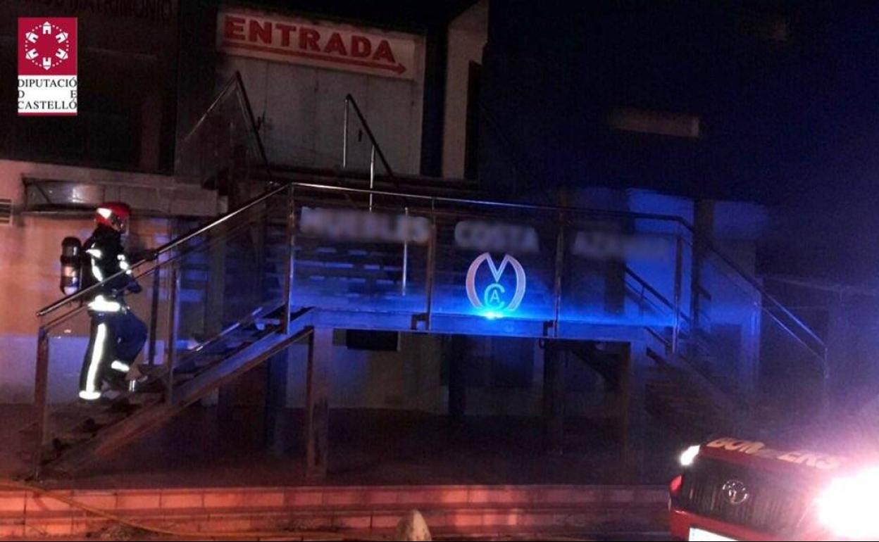 Un incendio calcina un almacén de ropa en un centro comercial de Benicarló
