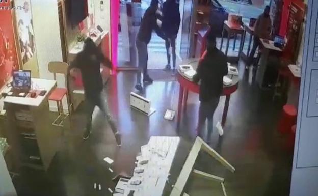 Detenidos tres jóvenes y un menor por robar 20 móviles intimidando a empleados y clientes de una tienda de Sagunto