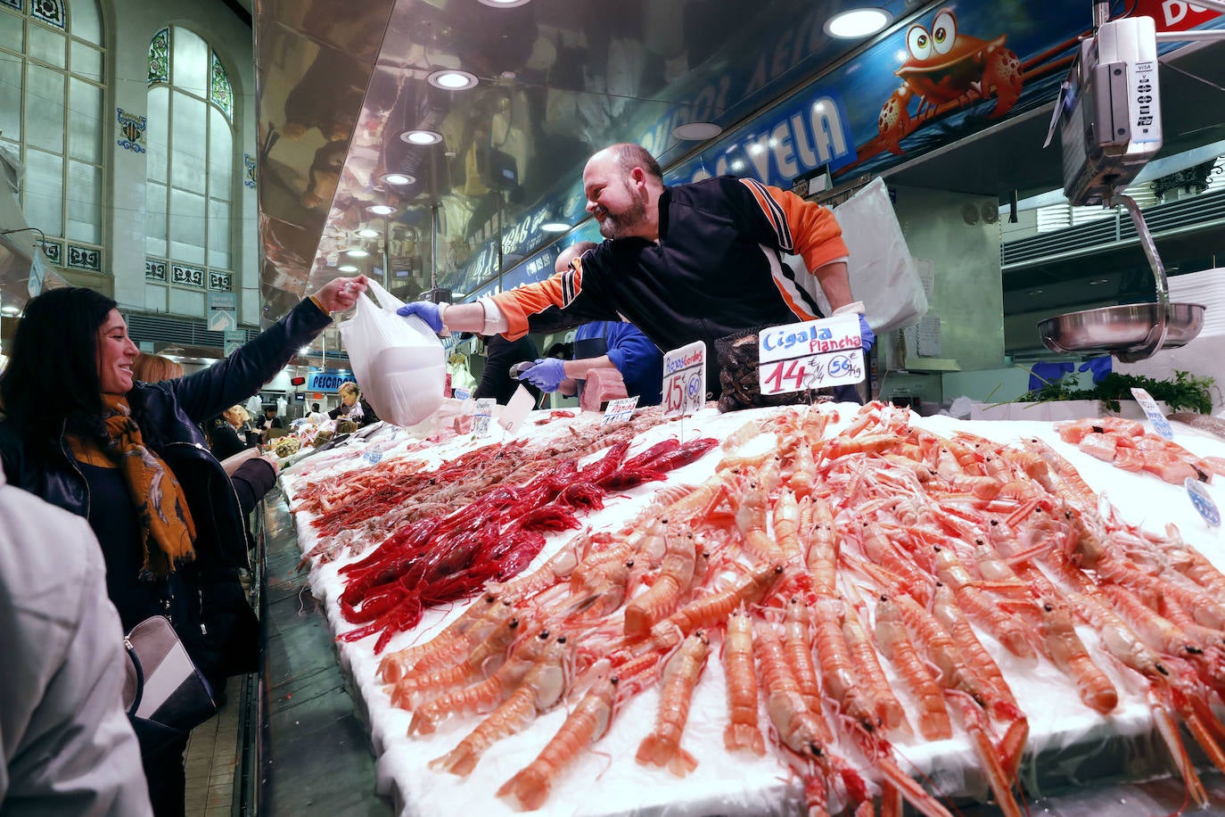 Fotos: Los valencianos compran marisco en el Mercado Central para Nochebuena y Navidad