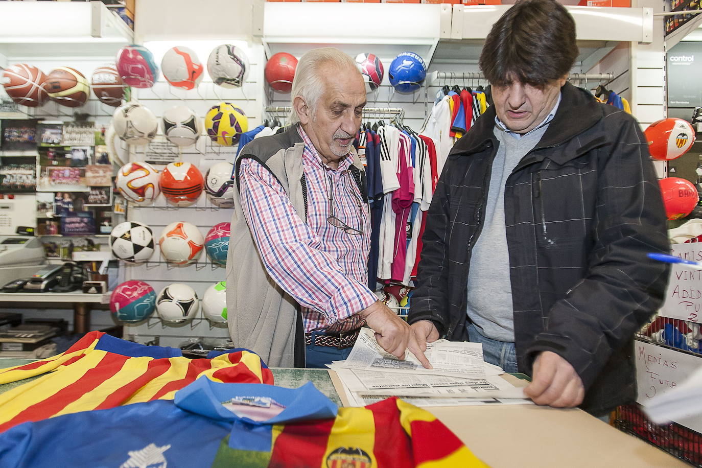 DEPORTES ARNAU. Tras 57 años de historia, la tienda de deportes fundada por Pipo, su padre y su hermano cerraba la persiana. Dejaba un vació en el número 13 de la calle Alicante y en muchos rostros conocidos del mundo del deporte que frecuentaban el negocio. 