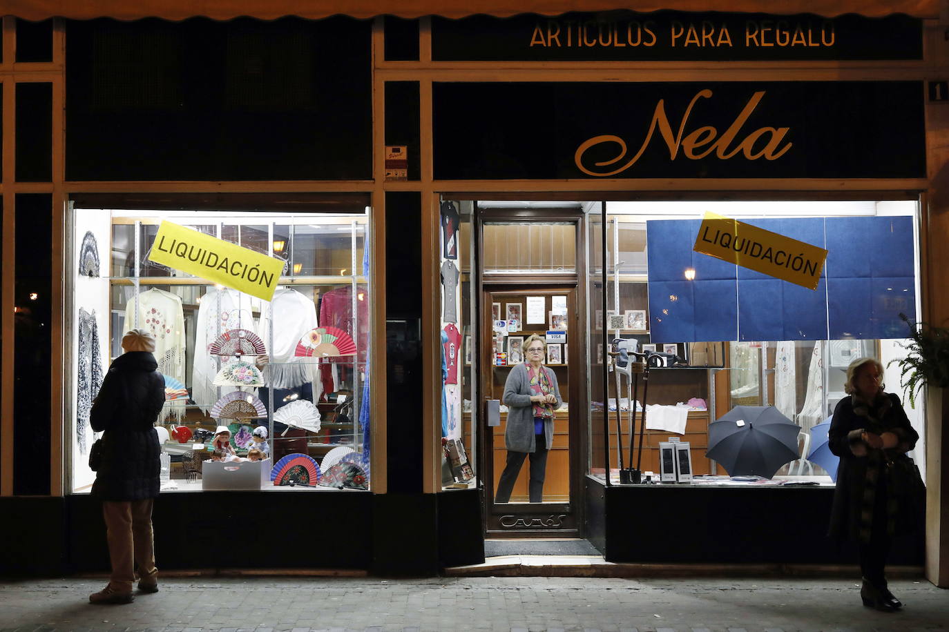 ARTÍCULOS DE REGALO NELA. En 1934 abrieron dos negocios en la esquina de la calle San Vicente con la plaza de la Reina que desde este 2019 pasarán a formar parte de la historia de la ciudad. Nela, la dueña, se jubila dos años después de morir su marido, con quien compartió el negocio durante tantos años. El negocio ha sido más que familiar, dado que uno de los empleados está desde hace medio siglo en la casa y otra lleva unos cuarenta años