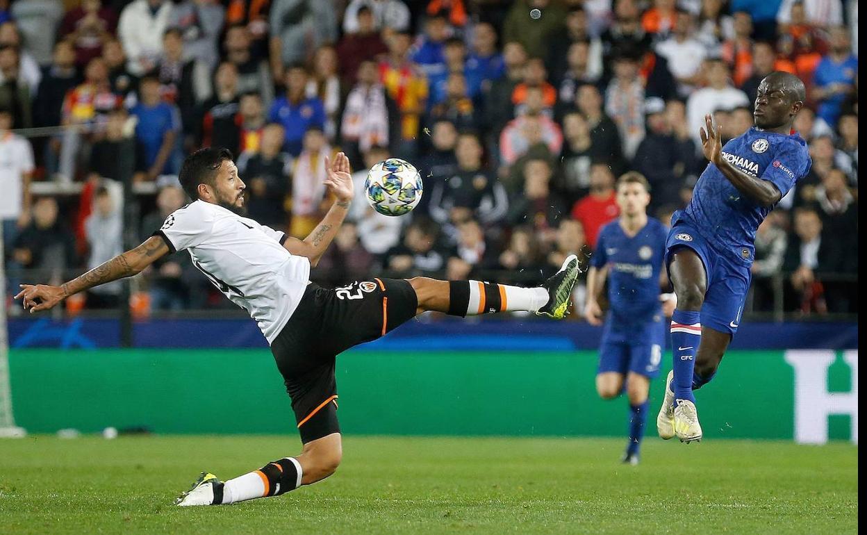 Garay defiende a Kanté durante el encuentro de Champions entre el Valencia y el Chelsea