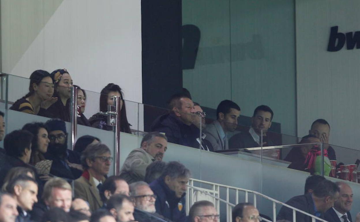 Lim, en el centro de la imagen, durante un partido en Mestalla