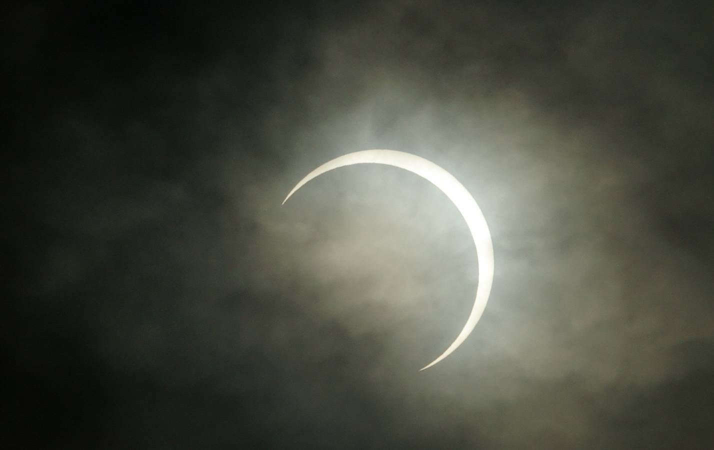 Se produce cuando la Luna no está lo bastante cerca de la Tierra para cubrir completamente el Sol