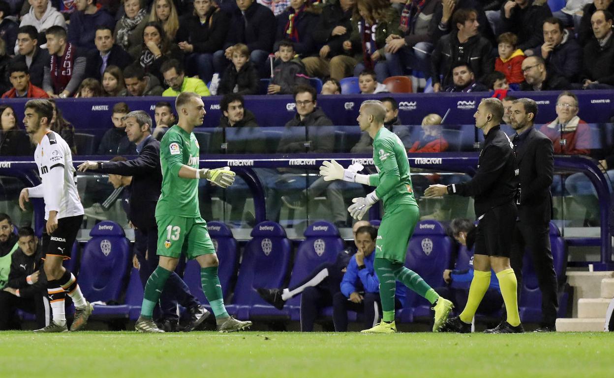 Jaume sustituye a Cillessen en el derbi contra el Levante