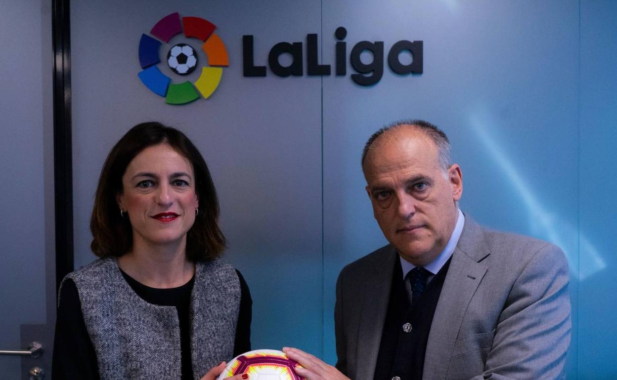 Elena Tejedor junto a Javier Tebas en una imagen de archivo. 