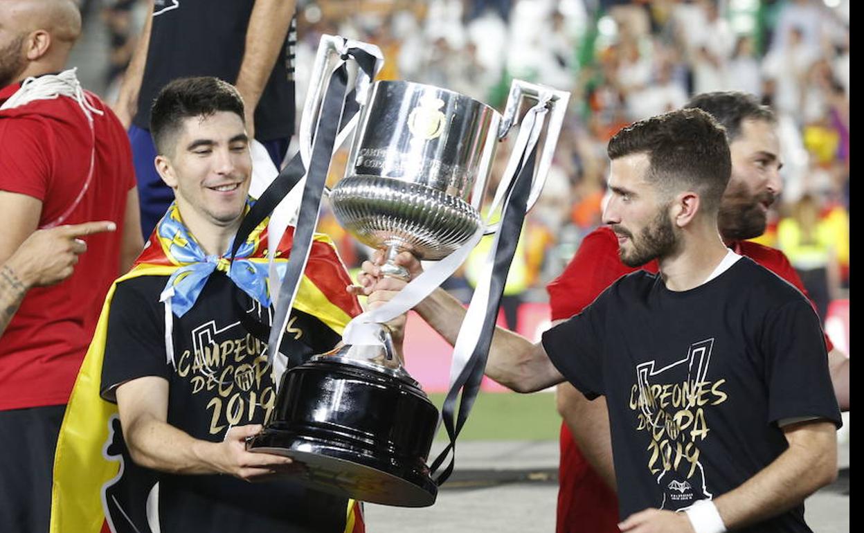 Soler y Gayà, con el trofeo de la Copa del Rey que el Valencia ganó ante el Barcelona