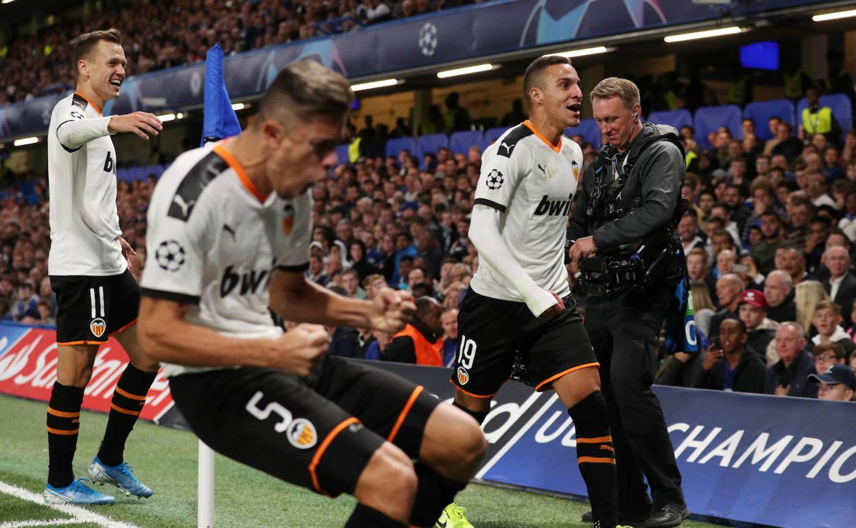 Cheryshev, Paulista y Rodrigo celebran el gol del triunfo ante el Chelsea