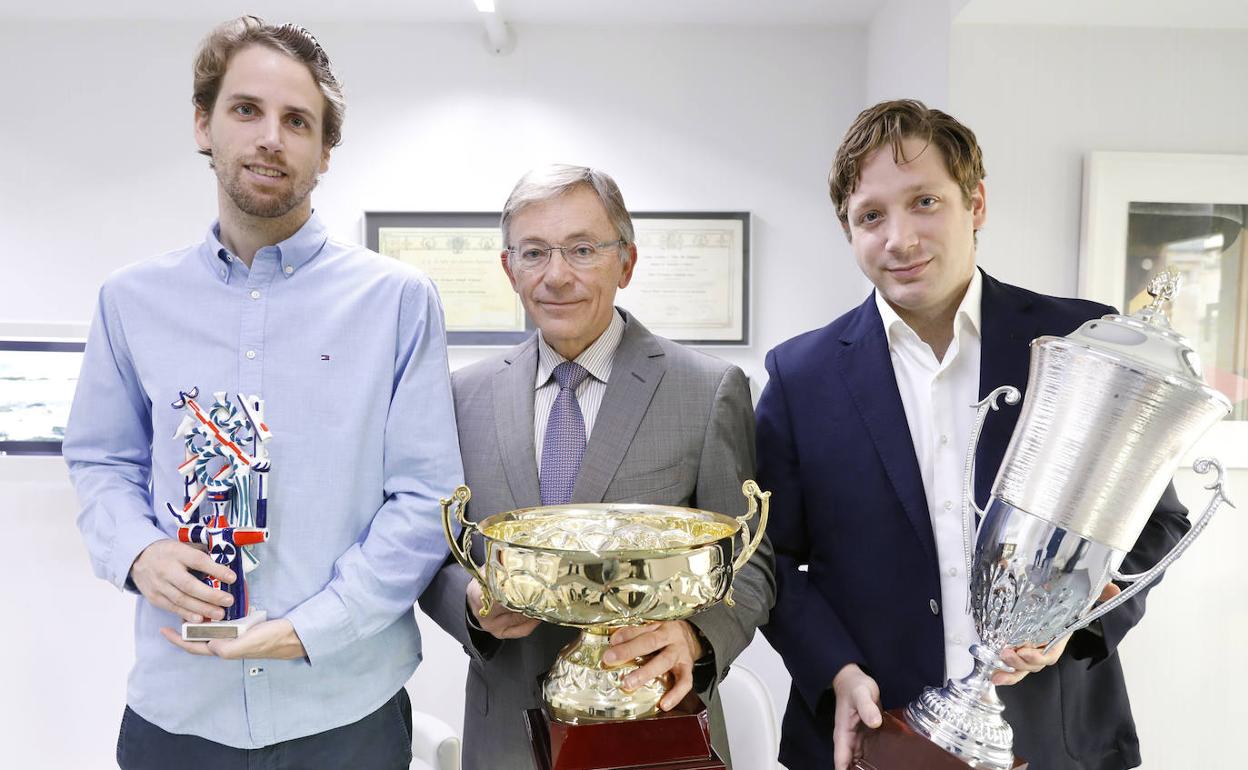 Enrique Llobell Cortell, Enrique Llobell Lleó y Arturo Llobell Cortell, con algunos de sus trofeos.