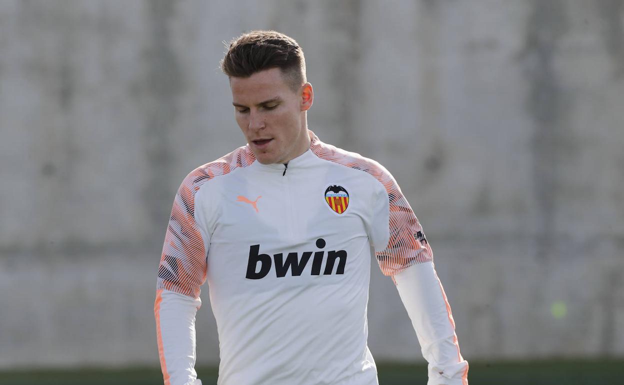 Gameiro, en un entrenamiento con el Valencia