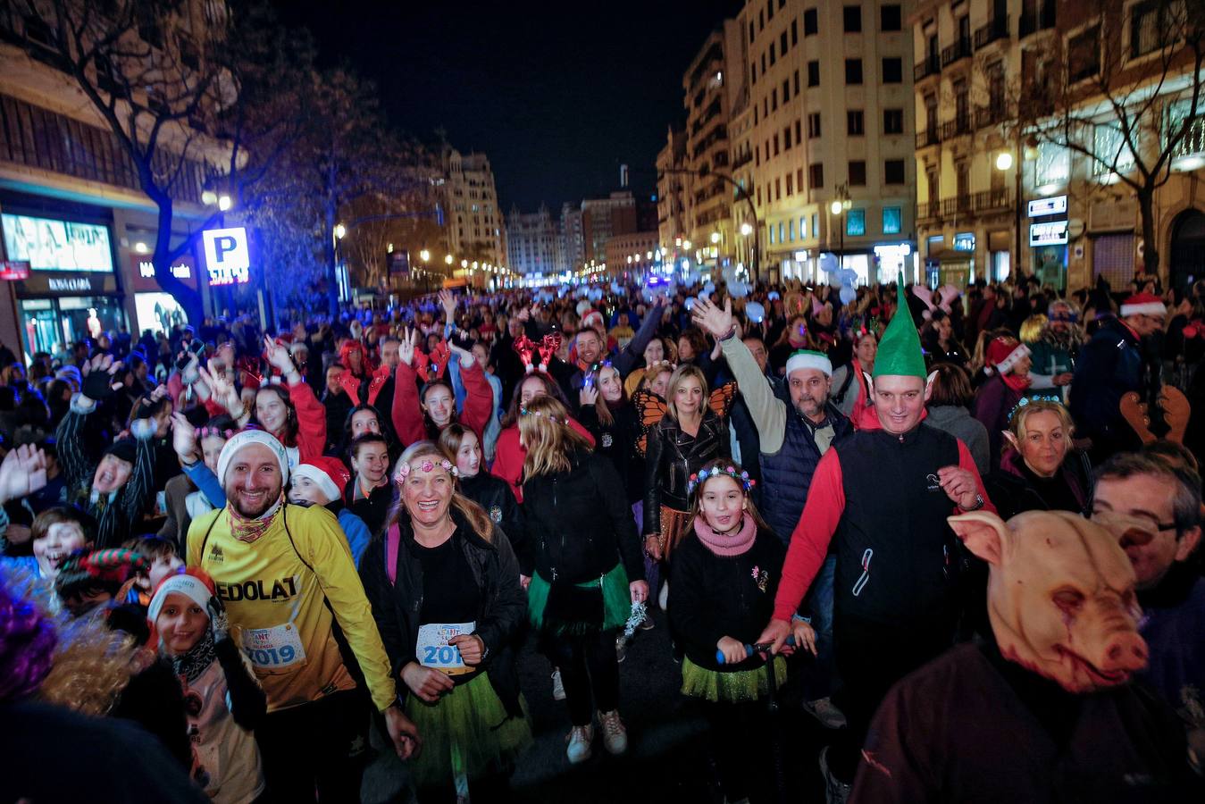 Corredores populares han despedido este lunes 30 el año 2019 con la carrera de San Silvestre de Valencia.