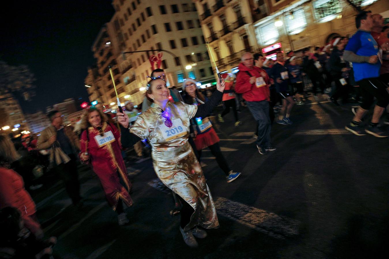 Corredores populares han despedido este lunes 30 el año 2019 con la carrera de San Silvestre de Valencia.