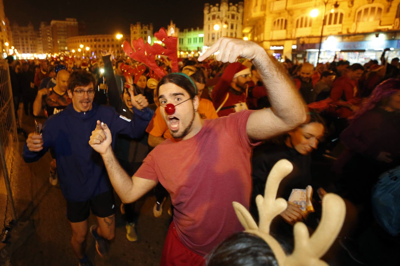 Corredores populares han despedido este lunes 30 el año 2019 con la carrera de San Silvestre de Valencia.