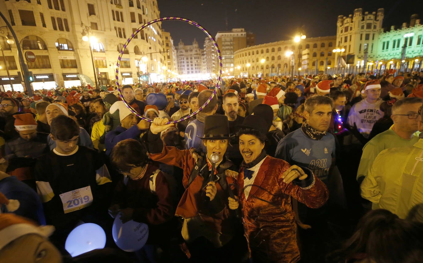 Corredores populares han despedido este lunes 30 el año 2019 con la carrera de San Silvestre de Valencia.