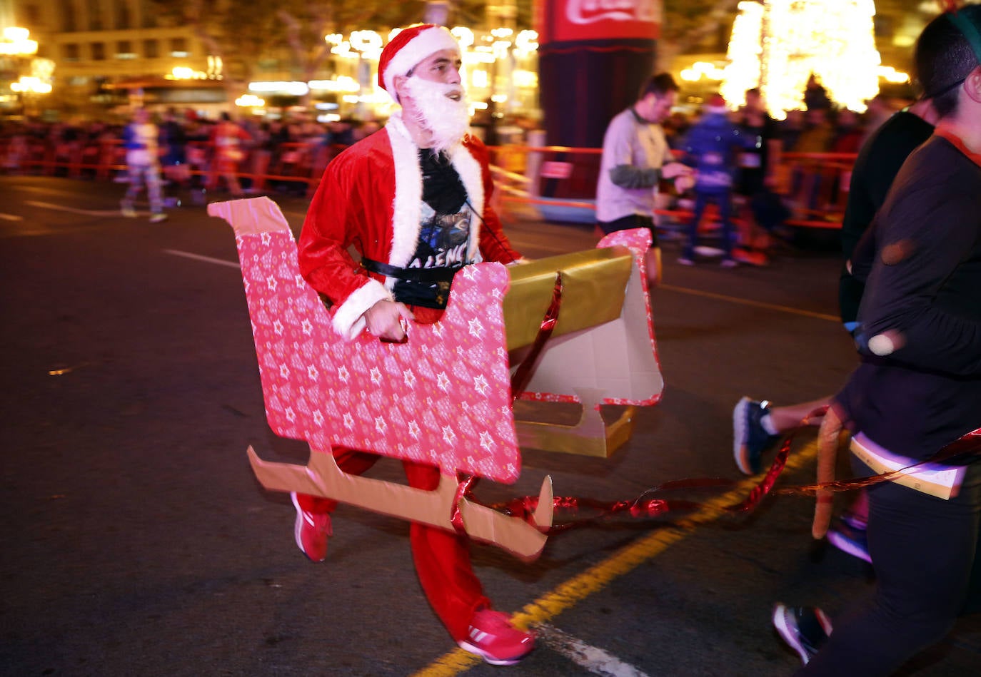 Corredores populares han despedido este lunes 30 el año 2019 con la carrera de San Silvestre de Valencia.