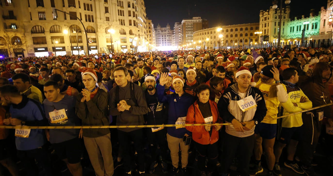 Corredores populares han despedido este lunes 30 el año 2019 con la carrera de San Silvestre de Valencia.