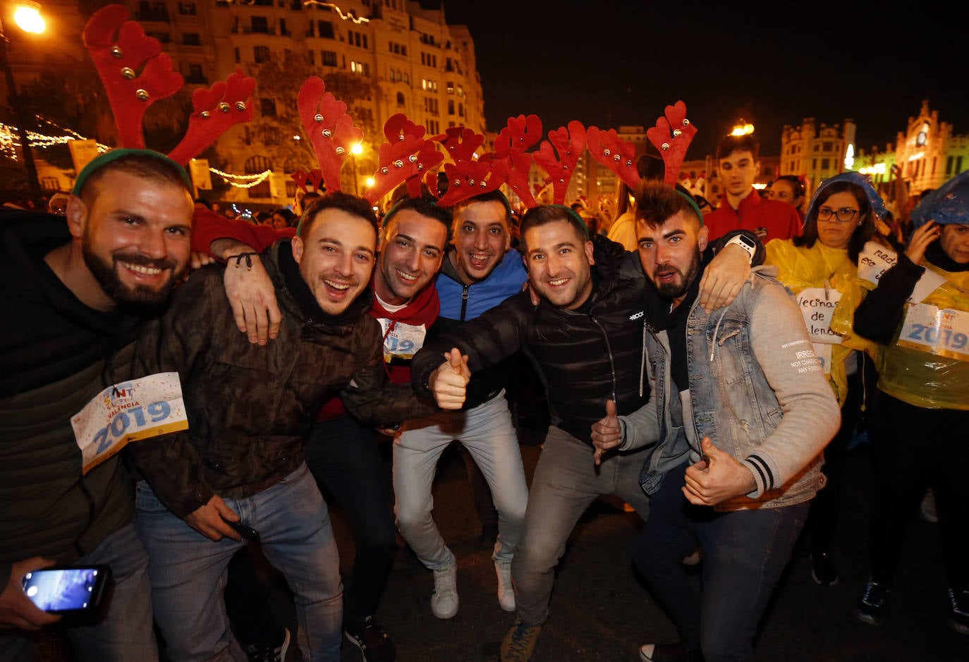 Corredores populares han despedido este lunes 30 el año 2019 con la carrera de San Silvestre de Valencia.