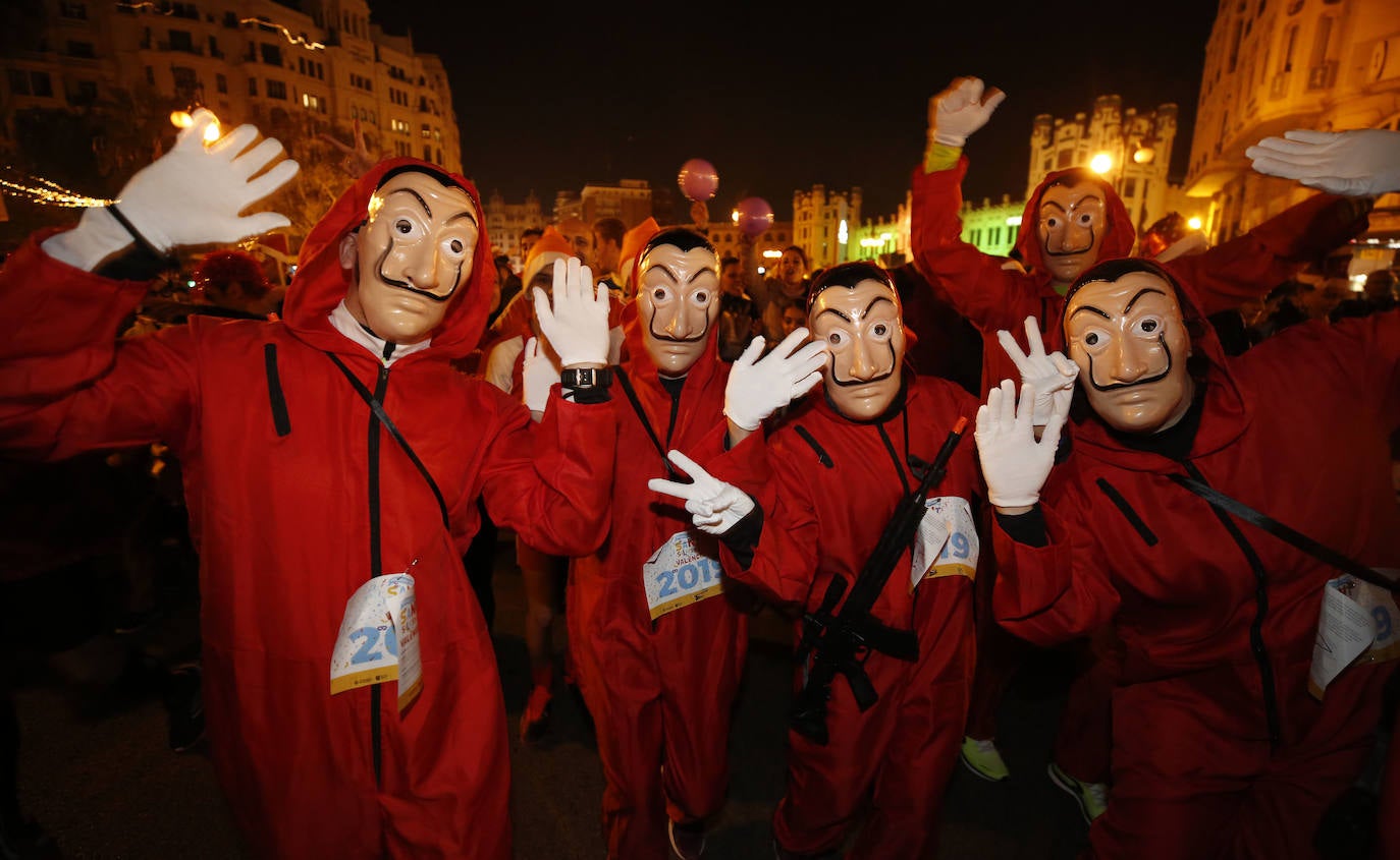 Corredores populares han despedido este lunes 30 el año 2019 con la carrera de San Silvestre de Valencia.