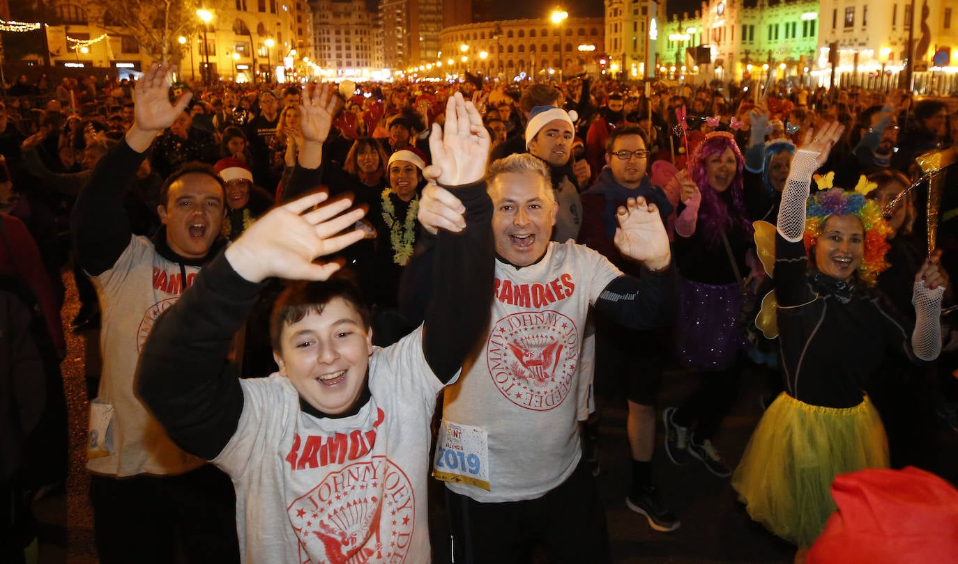 Corredores populares han despedido este lunes 30 el año 2019 con la carrera de San Silvestre de Valencia.