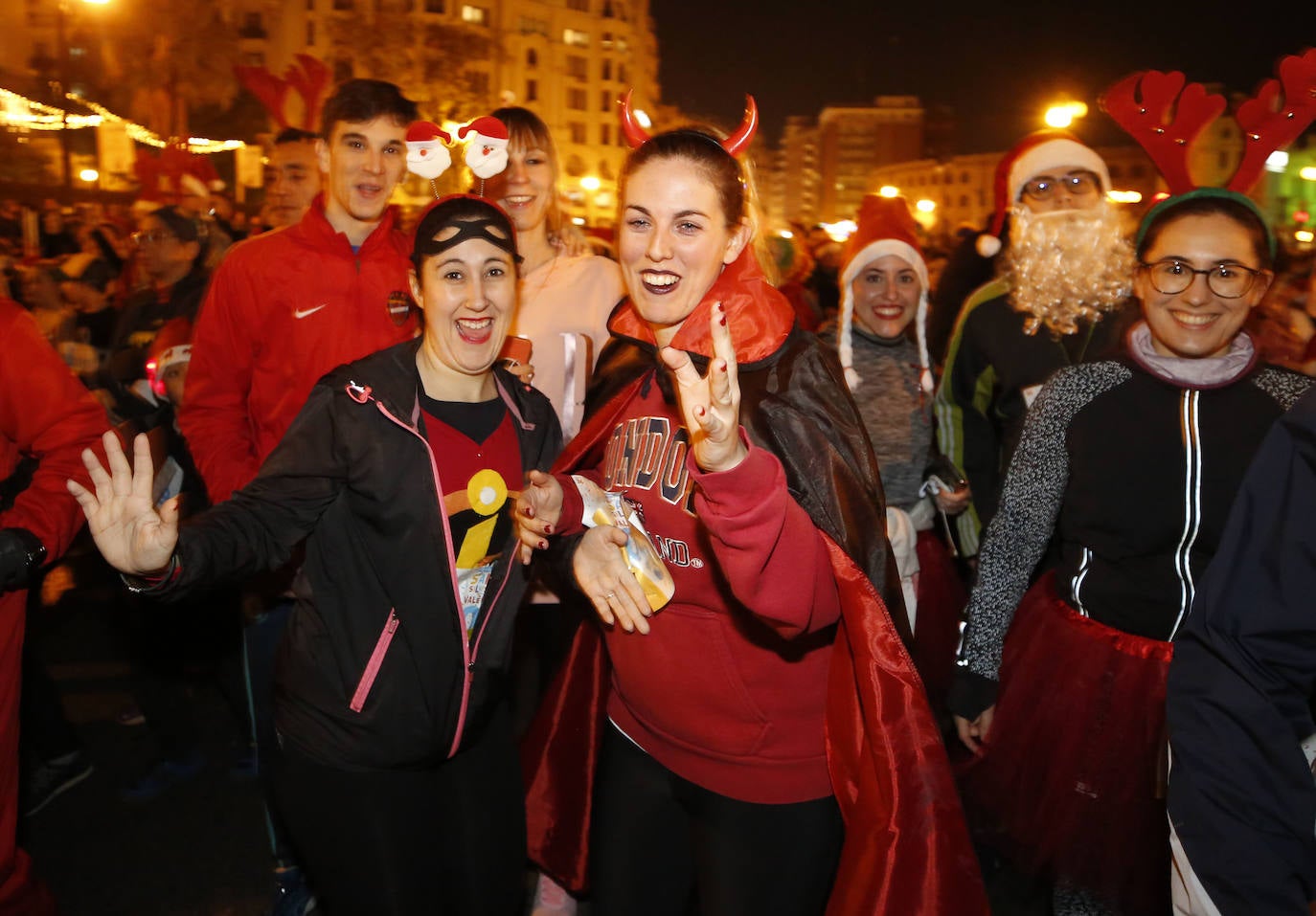 Corredores populares han despedido este lunes 30 el año 2019 con la carrera de San Silvestre de Valencia.