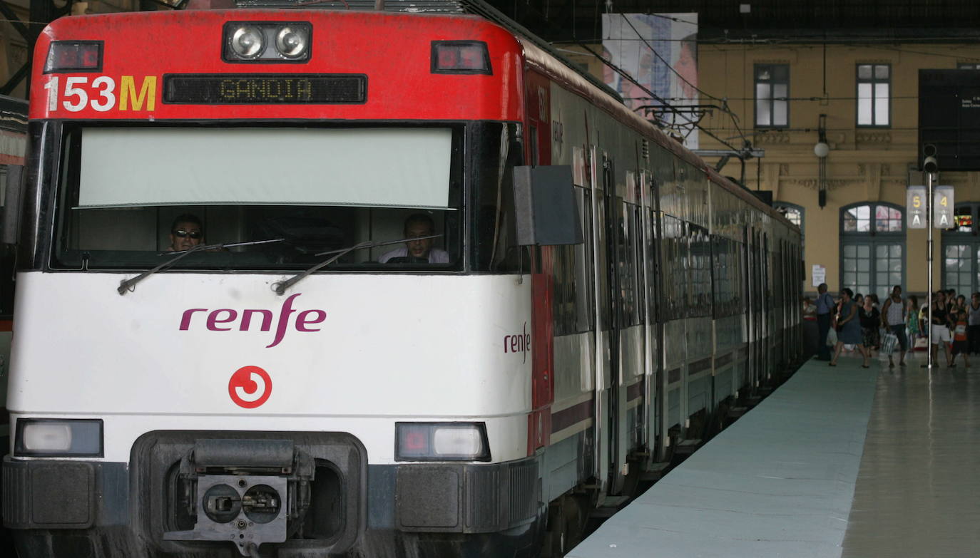 Un tren de Cercanías en la Estación del Norte de Valencia.