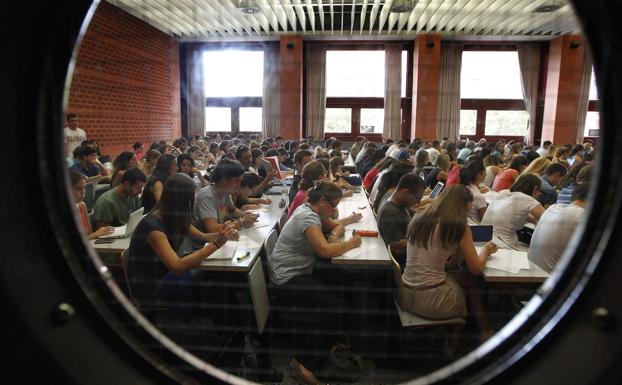 Alumnos en un aula de la Universitat de València.