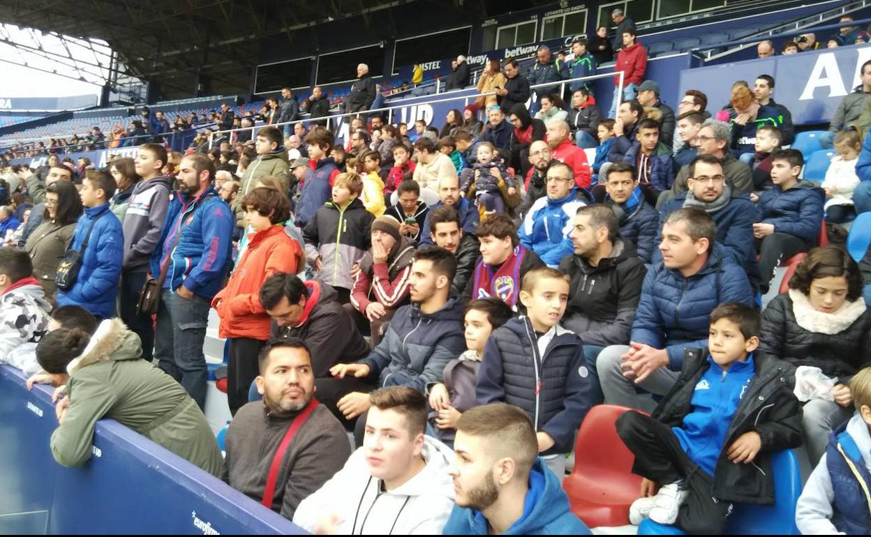 Aficionados en el entrenamiento de hoy del Levante UD.