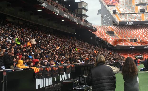 9.000 aficionados en el entrenamiento del Valencia en Mestalla