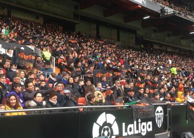 Imagen secundaria 1 - Equipo y aficionados en Mestalla.