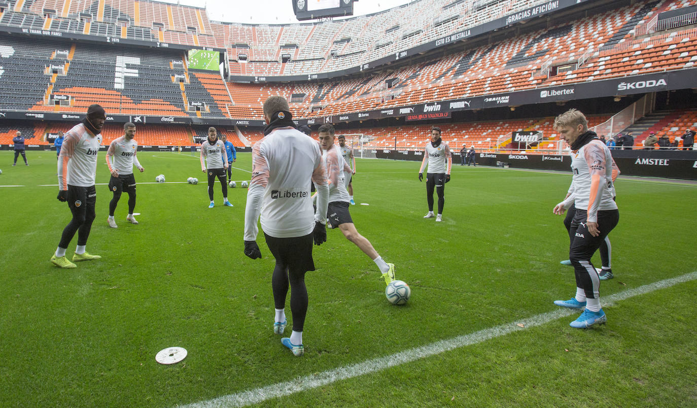 9.000 aficionados acuden al entrenamiento del Valencia CF en Mestalla. El conjunto blanquinegro se ha ejercitado en un día muy especial para los más pequeños.