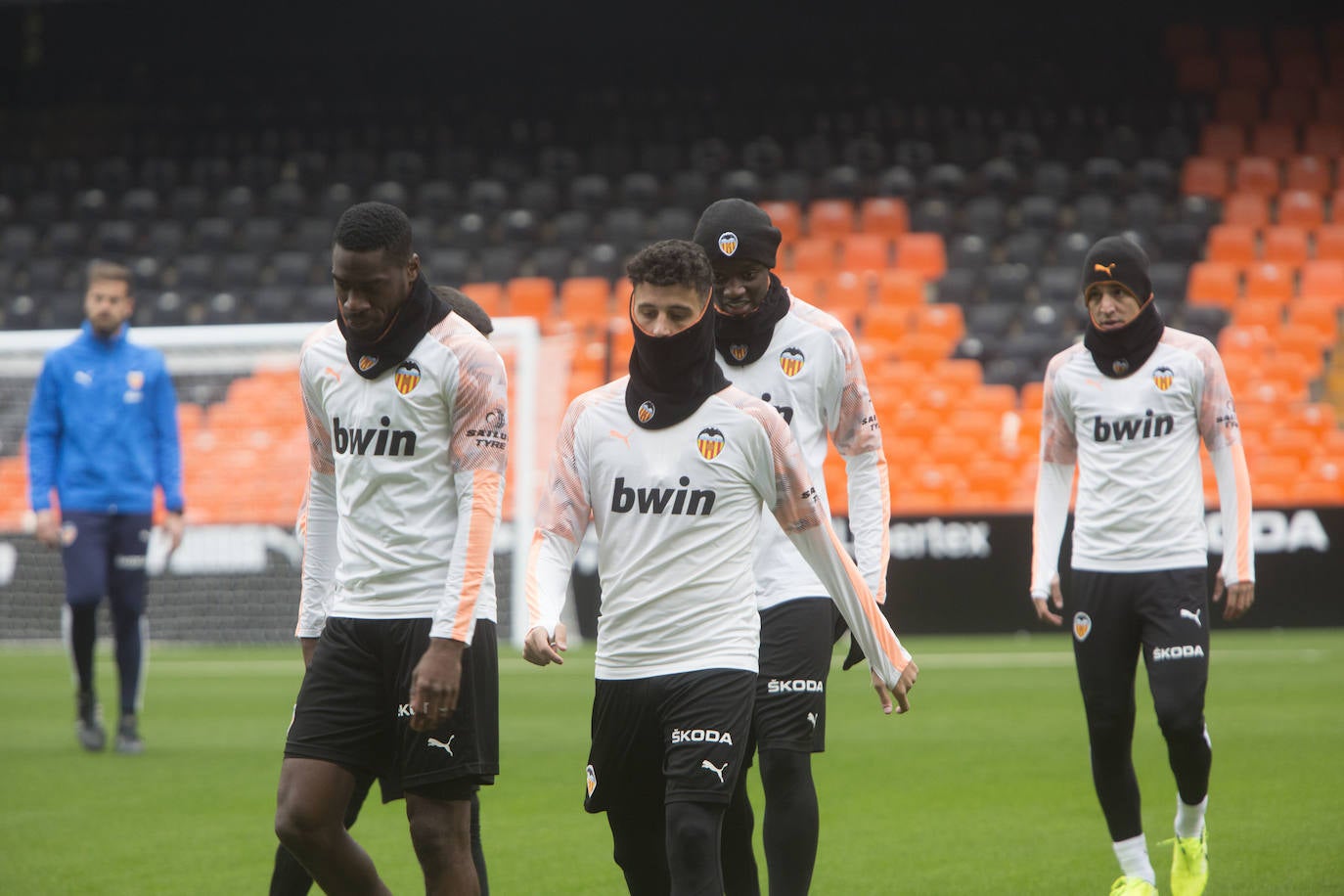 9.000 aficionados acuden al entrenamiento del Valencia CF en Mestalla. El conjunto blanquinegro se ha ejercitado en un día muy especial para los más pequeños.