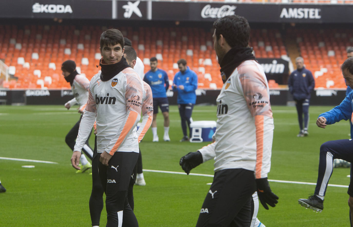 9.000 aficionados acuden al entrenamiento del Valencia CF en Mestalla. El conjunto blanquinegro se ha ejercitado en un día muy especial para los más pequeños.