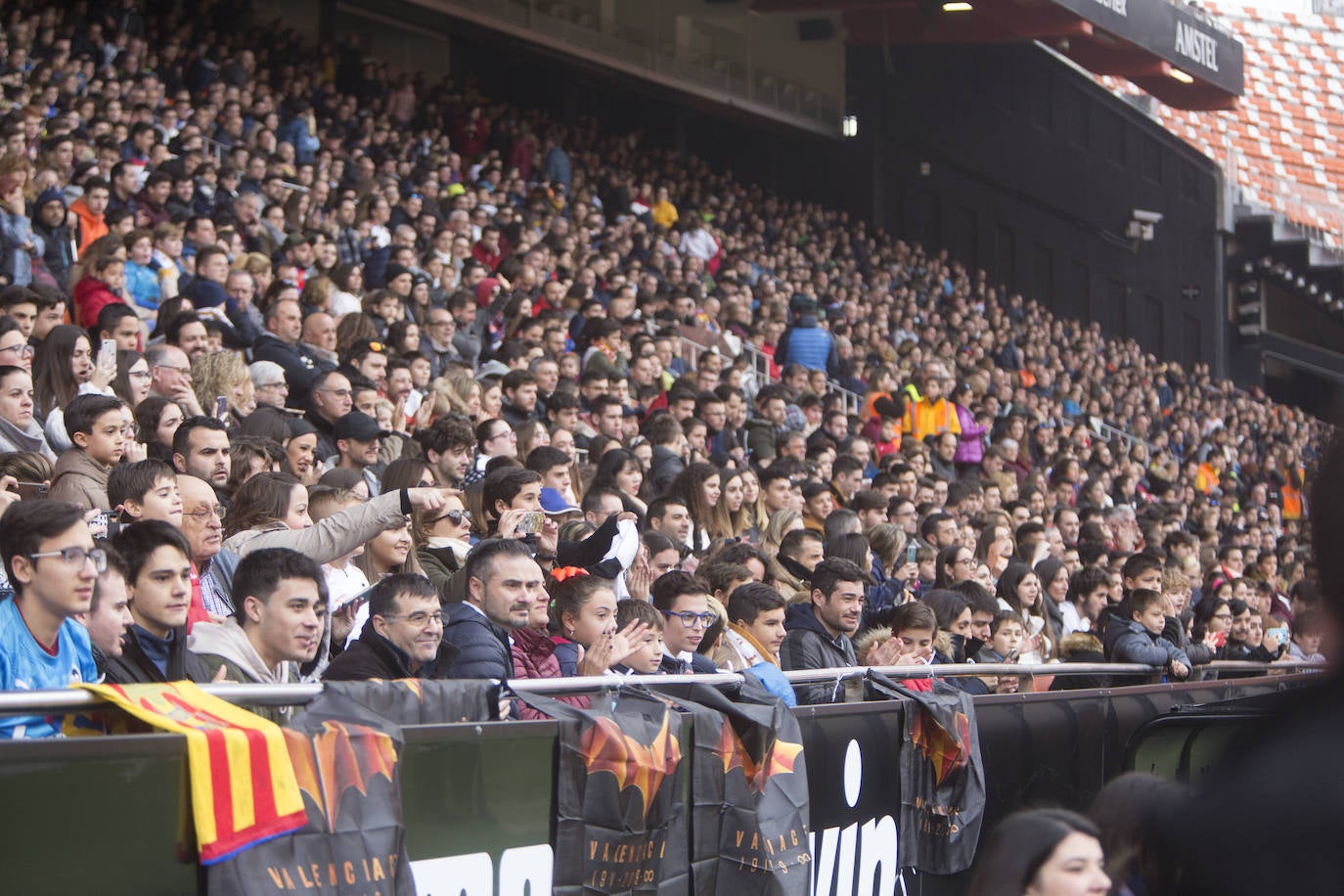 9.000 aficionados acuden al entrenamiento del Valencia CF en Mestalla. El conjunto blanquinegro se ha ejercitado en un día muy especial para los más pequeños.