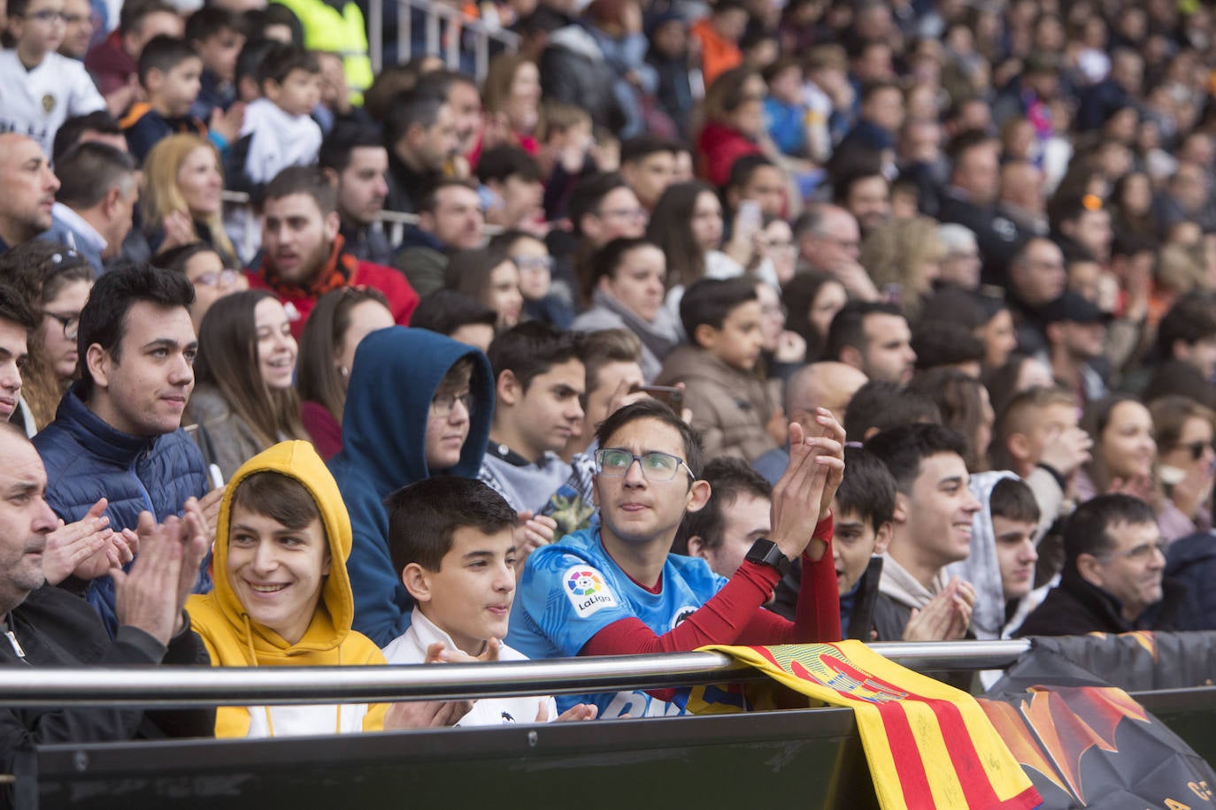 9.000 aficionados acuden al entrenamiento del Valencia CF en Mestalla. El conjunto blanquinegro se ha ejercitado en un día muy especial para los más pequeños.