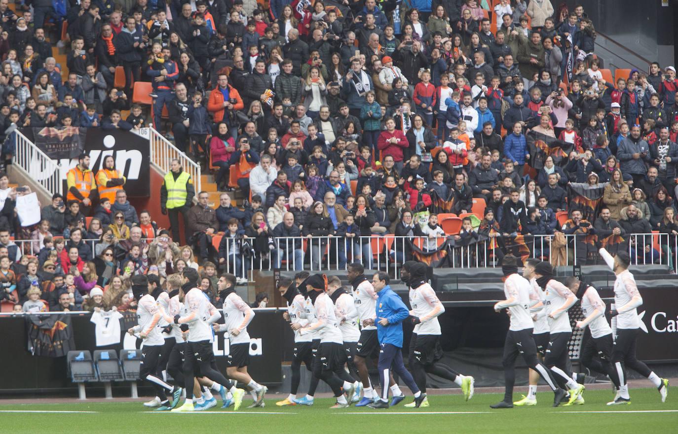 9.000 aficionados acuden al entrenamiento del Valencia CF en Mestalla. El conjunto blanquinegro se ha ejercitado en un día muy especial para los más pequeños.