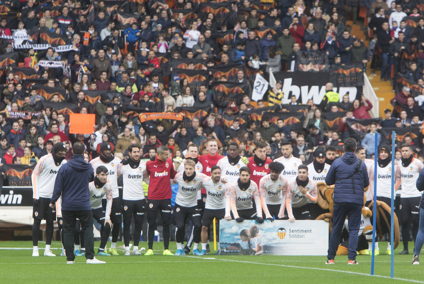 9.000 aficionados acuden al entrenamiento del Valencia CF en Mestalla. El conjunto blanquinegro se ha ejercitado en un día muy especial para los más pequeños.